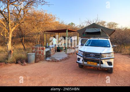 Waterberg Plateau Campsite, Namibia - 09. Oktober 2018: Typischer 4x4-Mietwagen in Namibia, ausgestattet mit Campingausrüstung und einem Dachzelt auf dem Campingplatz. Stockfoto