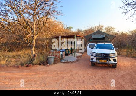 Waterberg Plateau Campsite, Namibia - 09. Oktober 2018: Typischer 4x4-Mietwagen in Namibia, ausgestattet mit Campingausrüstung und einem Dachzelt auf dem Campingplatz. Stockfoto