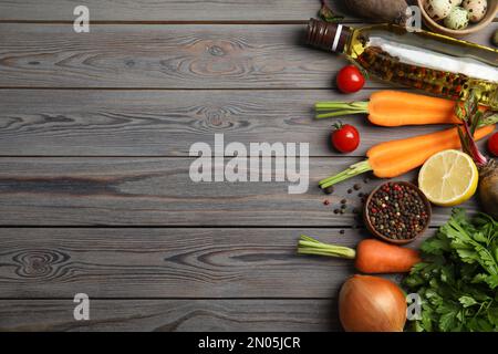 Flache Liegezusammensetzung mit Zutaten zum Kochen auf einem Holztisch. Platz für Text Stockfoto