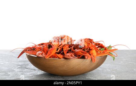 Köstliche gekochte Flusskrebse auf grauem Tisch vor weißem Hintergrund Stockfoto