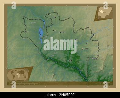 Niger, Staat Nigeria. Farbige Höhenkarte mit Seen und Flüssen. Standorte und Namen der wichtigsten Städte der Region. Lageplan für Corner Auxiliary Stockfoto