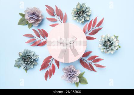 Happy Mother's Day, Women's Day, Valentinstag oder Geburtstagsgeschenk Hintergrund. Blumenmuster flach liegend minimalistisches Konzept mit wunderschön verpacktem Geschenk. Stockfoto