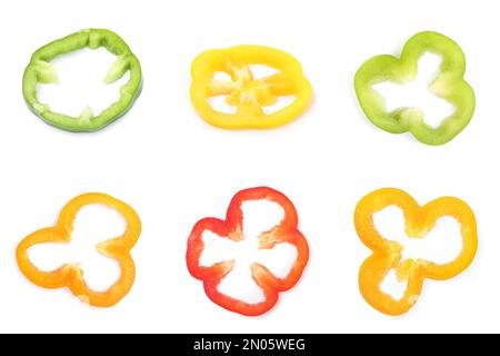Set mit verschiedenen Paprika-Scheiben auf weißem Hintergrund Stockfoto