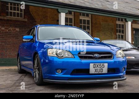 2005 Subaru Legacy, ausgestellt auf der japanischen Versammlung, die am 29. Januar 2023 im Bicester Heritage Centre stattfindet. Stockfoto