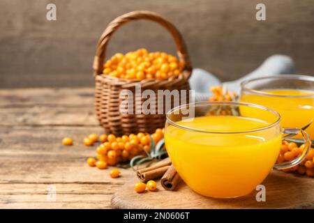 Frischer Sanddorntee auf Holztisch Stockfoto