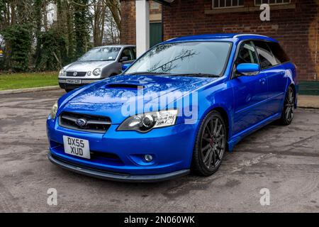 2005 Subaru Legacy, ausgestellt auf der japanischen Versammlung, die am 29. Januar 2023 im Bicester Heritage Centre stattfindet. Stockfoto