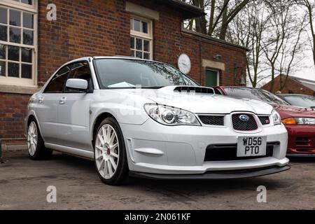 2006 Subaru Impreza WRX STI, ausgestellt auf der japanischen Versammlung am 29. Januar 2023 im Bicester Heritage Centre. Stockfoto