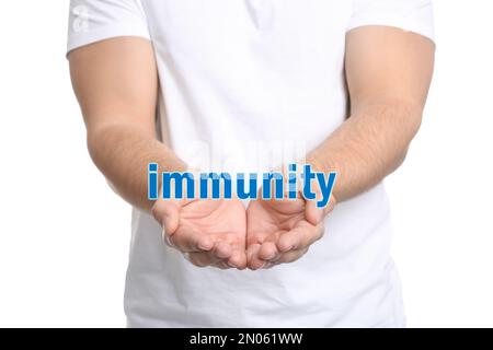 Ein Mann, der das Wort "Immunität" auf weißem Hintergrund demonstriert, Nahaufnahme Stockfoto