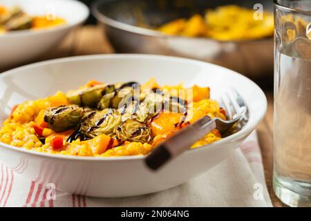 Squash Risotto mit geröstetem Rosenkohl und Balsamico-Reduktionsmittel Stockfoto