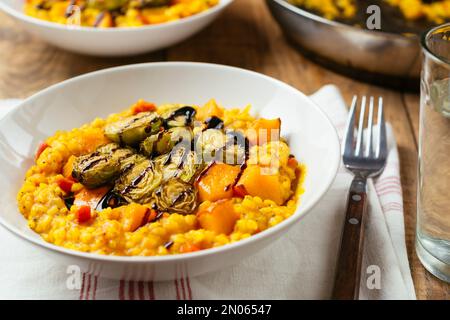 Squash Risotto mit geröstetem Rosenkohl und Balsamico-Reduktionsmittel Stockfoto