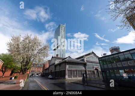 Altes Gebäude des Manchester Science Museums und Beetham Tower ein 47-stöckiger Wolkenkratzer in Manchester, England. Stockfoto