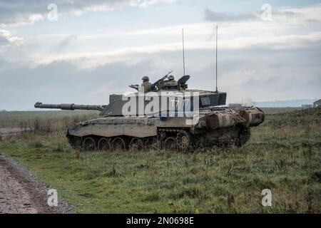 Die britische Armee FV4034 Challenger 2 ii Hauptkampfpanzer auf einer militärischen Kampfübung, Wiltshire UK Stockfoto