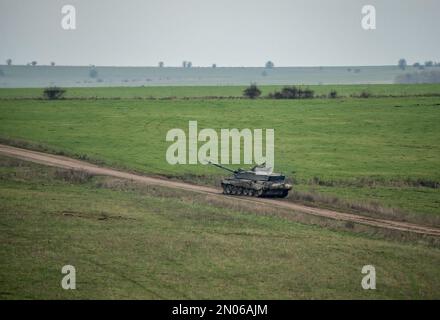 Die britische Armee FV4034 Challenger 2 ii Hauptkampfpanzer auf einer militärischen Kampfübung, Wiltshire UK Stockfoto