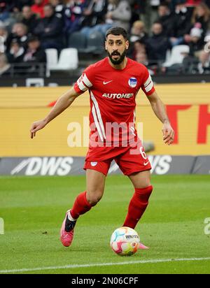 4. Februar 2023, Deutsche Bank Park, Frankfurt, GER, 1. FBL, Eintracht Frankfurt vs. Hertha BSC Berlin, DFL-Vorschriften verbieten die Verwendung von Fotos als Bildsequenzen und/oder quasi-Video. Im Bild Tolga Cigerci (Berlin) Stockfoto