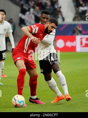 4. Februar 2023, Deutsche Bank Park, Frankfurt, GER, 1. FBL, Eintracht Frankfurt vs. Hertha BSC Berlin, DFL-Vorschriften verbieten die Verwendung von Fotos als Bildsequenzen und/oder quasi-Video. Im Bild Tolga Cigerci (Berlin), Aurelio Buta (Frankfurt) Stockfoto