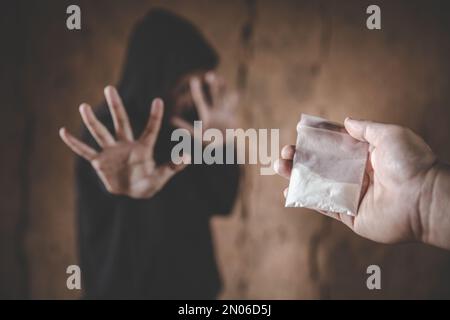 Das Konzept der Suchtbekämpfung. Menschliche Hände stoppen Medikamente. Internationaler Tag gegen Drogenmissbrauch. Stockfoto