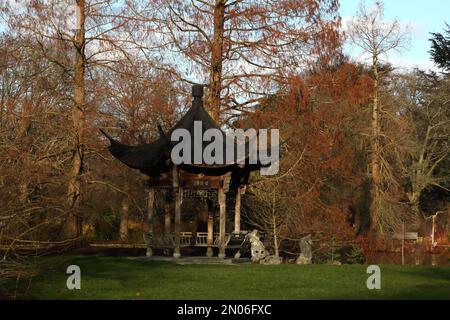 Orientalische Pagode in Wisley RHS Gardens Surrey England Stockfoto