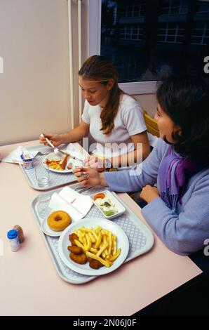 Marcq-en-baroeul France Two Girls essen in der Kantine in der Schule Stockfoto