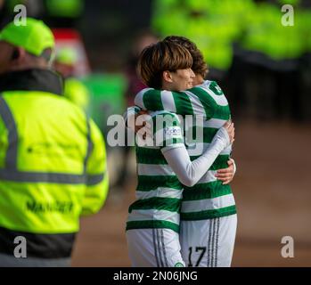 5. Februar 2023; McDiarmid Park, Perth, Schottland: Scottish Premiership Football, St. Johnstone gegen Celtic; Celtic-Spieler feiern, nachdem Andrew Considine aus St. Johnstone in der 14.-minütigen Minute, in der er den Ball in sein eigenes Netz legte, 1-0 für Celtic einbrach Stockfoto