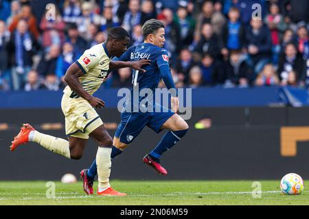 firo : 4. Februar 2023 Fußball 1. League 1. Bundesliga Staffel 2022/2023 VfL Bochum - TSG 1899 Hoffenheim Stanley Nsoki (TSG 1899 Hoffenheim) in Duellen mit Takuma Asano (VfL Bochum) auf dem Weg zum 3. Platz :0. Stockfoto