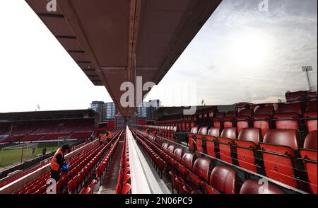 Nottingham, Großbritannien. 4. Februar 2023. Ein Reiniger wäscht die Sitze vor dem Spiel der Premier League auf dem City Ground in Nottingham. Der Bildausdruck sollte lauten: Darren Staples/Sportimage Credit: Sportimage/Alamy Live News Stockfoto