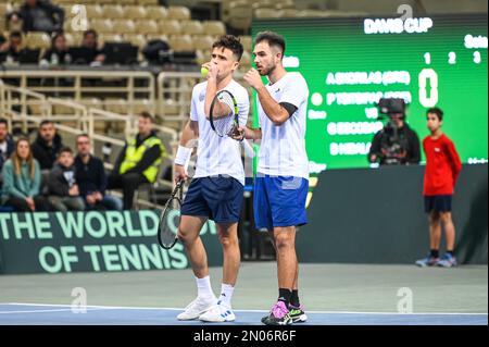 Athen, Lombardei, Griechenland. 5. Februar 2023. PETROS TSITSIPAS und ALEXANDROS SKORILAS von Griechenland am zweiten Tag des Davis Cup World Group I Play-off zwischen Griechenland und Ecuador im Olympischen Athletikzentrum von Athen ''Spiros Louis'' am 5. Februar 2023 in Athen, Griechenland. (Kreditbild: © Stefanos Kyriazis/ZUMA Press Wire) NUR REDAKTIONELLE VERWENDUNG! Nicht für den kommerziellen GEBRAUCH! Stockfoto