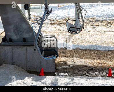 Leere Stühle auf den Sesselliften nach dem Schneeschmelzen am Mount Snow bei ungewöhnlich warmem Wetter. Stockfoto