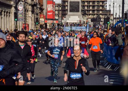 London, Großbritannien. 5. Februar 2023 Die Teilnehmer durchlaufen Whitehall während des diesjährigen Cancer Research UK Winter Run im Zentrum von London. Tausende von Läufern nehmen an der jährlichen Veranstaltung Teil und sammeln Mittel für die Krebsforschung. Kredit: Vuk Valcic/Alamy Live News Stockfoto