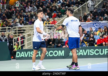 Athen, Lombardei, Griechenland. 5. Februar 2023. PETROS TSITSIPAS und ALEXANDROS SKORILAS von Griechenland am zweiten Tag des Davis Cup World Group I Play-off zwischen Griechenland und Ecuador im Olympischen Athletikzentrum von Athen ''Spiros Louis'' am 5. Februar 2023 in Athen, Griechenland. (Kreditbild: © Stefanos Kyriazis/ZUMA Press Wire) NUR REDAKTIONELLE VERWENDUNG! Nicht für den kommerziellen GEBRAUCH! Stockfoto