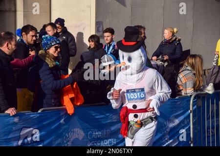 London, Großbritannien. 5. Februar 2023 Die Teilnehmer durchlaufen Whitehall während des diesjährigen Cancer Research UK Winter Run im Zentrum von London. Tausende von Läufern nehmen an der jährlichen Veranstaltung Teil und sammeln Mittel für die Krebsforschung. Kredit: Vuk Valcic/Alamy Live News Stockfoto