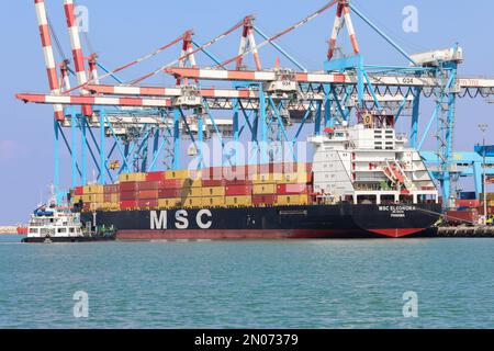 Haifa, Israel - 11. Oktober 2021: MSC Mega Containerschiff legte im Schiffshafen Haifa an. Stockfoto