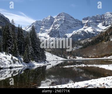 Eine Landschaftsszene der Maroon Bells, zwei Gipfel in den Elk Mountains Stockfoto