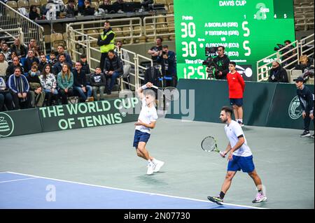 Athen, Lombardei, Griechenland. 5. Februar 2023. ALEXANDROS SKORILAS UND .PETROS TSITSIPAS. Von Griechenland am zweiten Tag des Davis-Cup-Spiels der Weltgruppe I zwischen Griechenland und Ecuador im Olympischen Athletikzentrum von Athen „Spiros Louis“ am 5. Februar 2023 in Athen, Griechenland. (Kreditbild: © Stefanos Kyriazis/ZUMA Press Wire) NUR REDAKTIONELLE VERWENDUNG! Nicht für den kommerziellen GEBRAUCH! Stockfoto