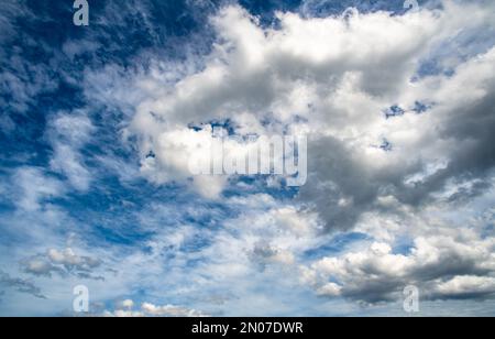 Sehr detaillierter blauer wolkig Himmel Hintergrund Stockfoto