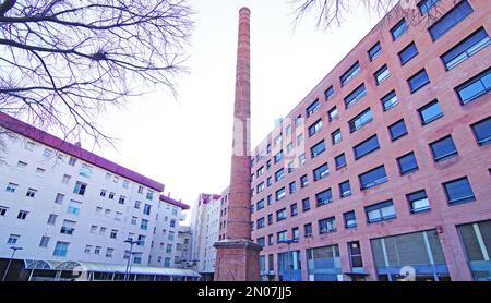 Dekorativer industrieller Schornstein auf einem Platz in Sabadell, Barcelona, Katalonien, Spanien, Europa Stockfoto