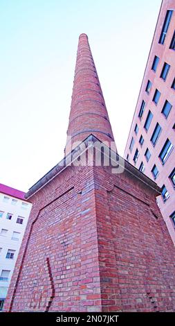 Dekorativer industrieller Schornstein auf einem Platz in Sabadell, Barcelona, Katalonien, Spanien, Europa Stockfoto