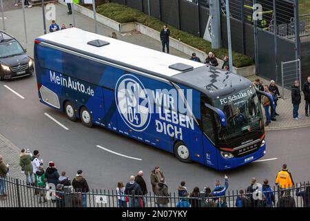 Sport, Fußball, Bundesliga, 2022/2023, Borussia Moenchengladbach vs. FC Schalke 04 0-0, Stadium Borussia Park, Teambus von Schalke, DFL-VORSCHRIFTEN VERBIETEN DIE VERWENDUNG VON FOTOGRAFIEN ALS BILDSEQUENZEN UND/ODER QUASI-VIDEO Stockfoto