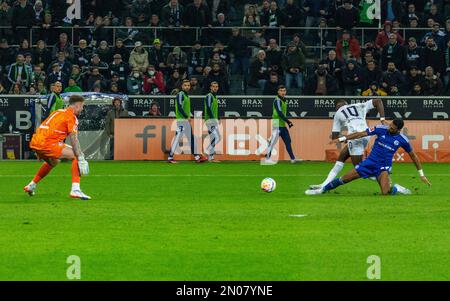 Sport, Fußball, Bundesliga, 2022/2023, Borussia Moenchengladbach vs. FC Schalke 04 0-0, Stadion Borussia Park, Spielszene, tolle Chance auf Marcus Thuram (MG), Moritz JENZ (S04) Right macht es sauber, Linkshüter Ralf Faehrmann (S04), DFL-VORSCHRIFTEN VERBIETEN DIE VERWENDUNG VON VIDEO- UND FOTOSEQUENZEN Stockfoto