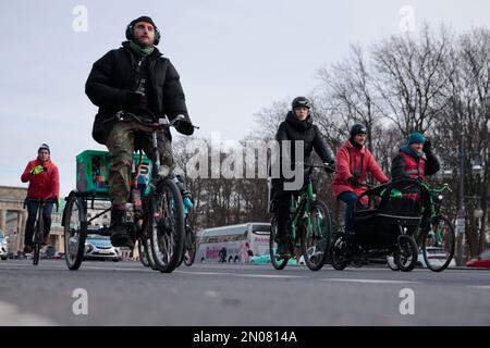 Berlin, Deutschland. 05. Februar 2023. Teilnehmer an einer Fahrradrenndemonstration der Initiative Changing Cities auf der Straße des 17. Juni nahe dem Brandenburger Tor. Kredit: Carsten Koall/dpa/Alamy Live News Stockfoto