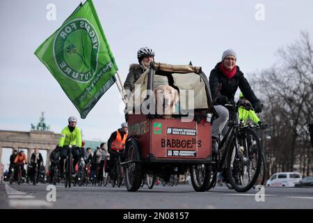 Berlin, Deutschland. 05. Februar 2023. Teilnehmer an einer Fahrradrenndemonstration der Initiative Changing Cities auf der Straße des 17. Juni nahe dem Brandenburger Tor. Kredit: Carsten Koall/dpa/Alamy Live News Stockfoto