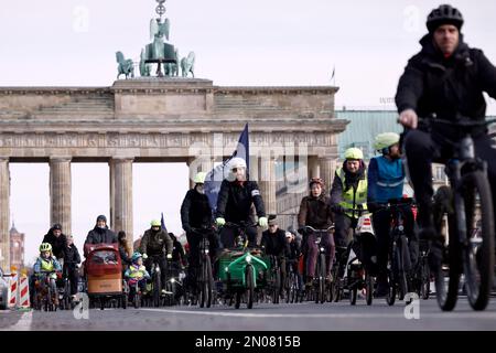 Berlin, Deutschland. 05. Februar 2023. Teilnehmer an einer Fahrradrenndemonstration der Initiative Changing Cities auf der Straße des 17. Juni nahe dem Brandenburger Tor. Kredit: Carsten Koall/dpa/Alamy Live News Stockfoto