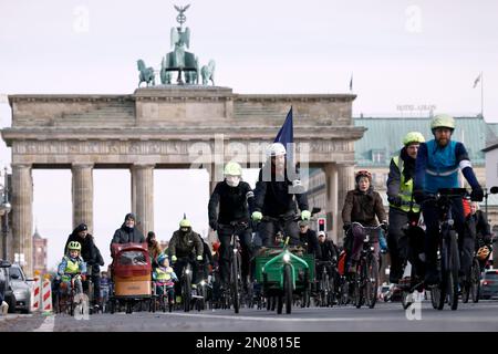 Berlin, Deutschland. 05. Februar 2023. Teilnehmer an einer Fahrradrenndemonstration der Initiative Changing Cities auf der Straße des 17. Juni nahe dem Brandenburger Tor. Kredit: Carsten Koall/dpa/Alamy Live News Stockfoto
