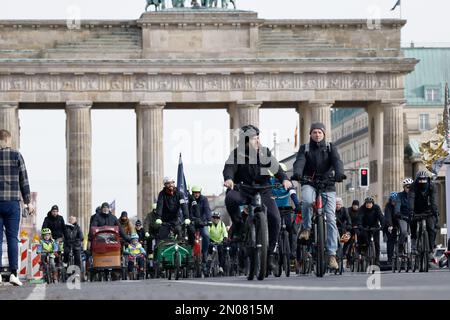 Berlin, Deutschland. 05. Februar 2023. Teilnehmer an einer Fahrradrenndemonstration der Initiative Changing Cities auf der Straße des 17. Juni nahe dem Brandenburger Tor. Kredit: Carsten Koall/dpa/Alamy Live News Stockfoto
