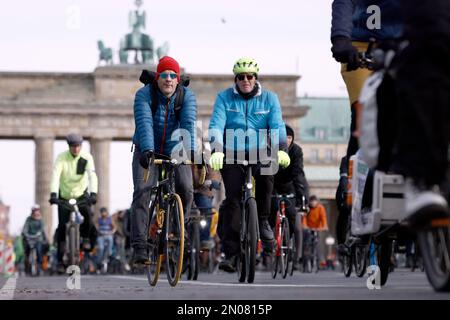 Berlin, Deutschland. 05. Februar 2023. Teilnehmer an einer Fahrradrenndemonstration der Initiative Changing Cities auf der Straße des 17. Juni nahe dem Brandenburger Tor. Kredit: Carsten Koall/dpa/Alamy Live News Stockfoto