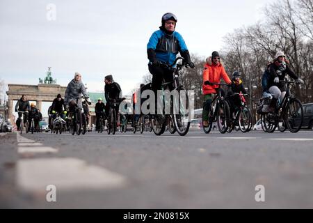 Berlin, Deutschland. 05. Februar 2023. Teilnehmer an einer Fahrradrenndemonstration der Initiative Changing Cities auf der Straße des 17. Juni nahe dem Brandenburger Tor. Kredit: Carsten Koall/dpa/Alamy Live News Stockfoto