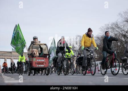Berlin, Deutschland. 05. Februar 2023. Teilnehmer an einer Fahrradrenndemonstration der Initiative Changing Cities auf der Straße des 17. Juni nahe dem Brandenburger Tor. Kredit: Carsten Koall/dpa/Alamy Live News Stockfoto