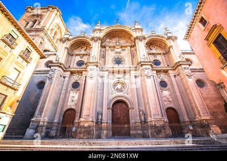 Majestätische Inkarnation-Kathedrale in Granada mit Blick auf die Straßenfassade, Andalusien in Spanien Stockfoto