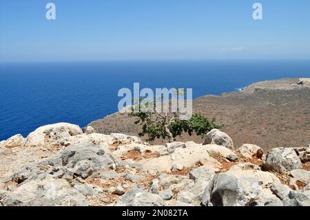Blick auf das Mittelmeer von der Spitze der felsigen Klippen - Insel Kreta, Griechenland. Stockfoto