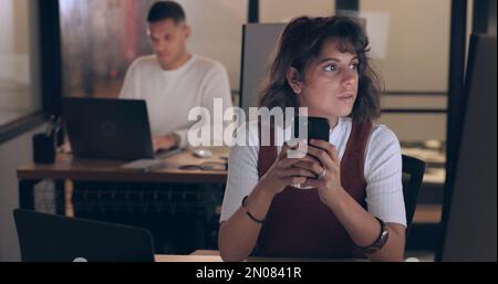 Smartphone, Büro und Geschäftsfrau mit Social-Media-Netzwerken, Feedback und Online-Prüfung von Datenanalysen, seo und App-Management. Konzentrier Dich Stockfoto