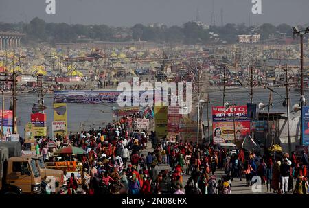 Prayagraj, Indien. Am 5. Februar 2023 kehren indische Anhänger nach ihrem heiligen Bad am Ufer des Ganges anlässlich des einmonatigen jährlichen Magh Mela Festivals in Prayagraj, Indien, zurück. Der Zusammenfluss von drei heiligen Flüssen (Ganga, Yamuna und das mythische Saraswati) Magh Mela findet bei „angam“ statt und zieht Tausende von Hindus an. Während der Magh Mela Hindu-Enthusiasten baden an günstigen Tagen in den Gewässern des Ganges in Prayagraj, Indien. Kredit: Anil Shakya/Alamy Live News Stockfoto